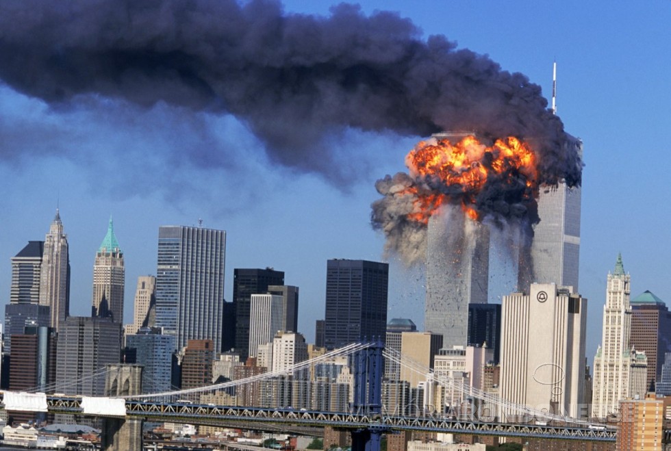 || Explosão no momento em que o avião bateu contra a torre sul do WTC. 
Imagem: Acervo http://articles.latimes.com/ - Crédito: Robert Clark / Associated Press - FOTO 15 - 