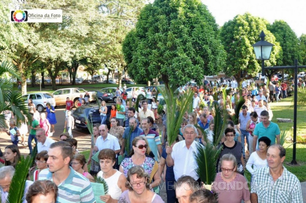 || Procissão de Domingo de Ramos, dia 20 de março de 2016.
A pessoa na segunda filha, da direita à esquerda, de camisa branca, é Ernesto Schibigewski. 
Imagem: Acervo Oficina da Foto - FOTO  11 -