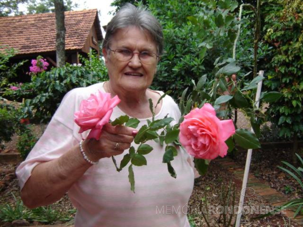 || Pioneira Ursulina Augusta (nascida Londero) Ragazzan fotografada em seu jardim com o hobby que mais gostava: cultivar rosas, segundo seus familiares. Ela é falecida em agosto de 2011.
Imagem: Acervo Dianete Maria Ragazzan - FOTO 9 -