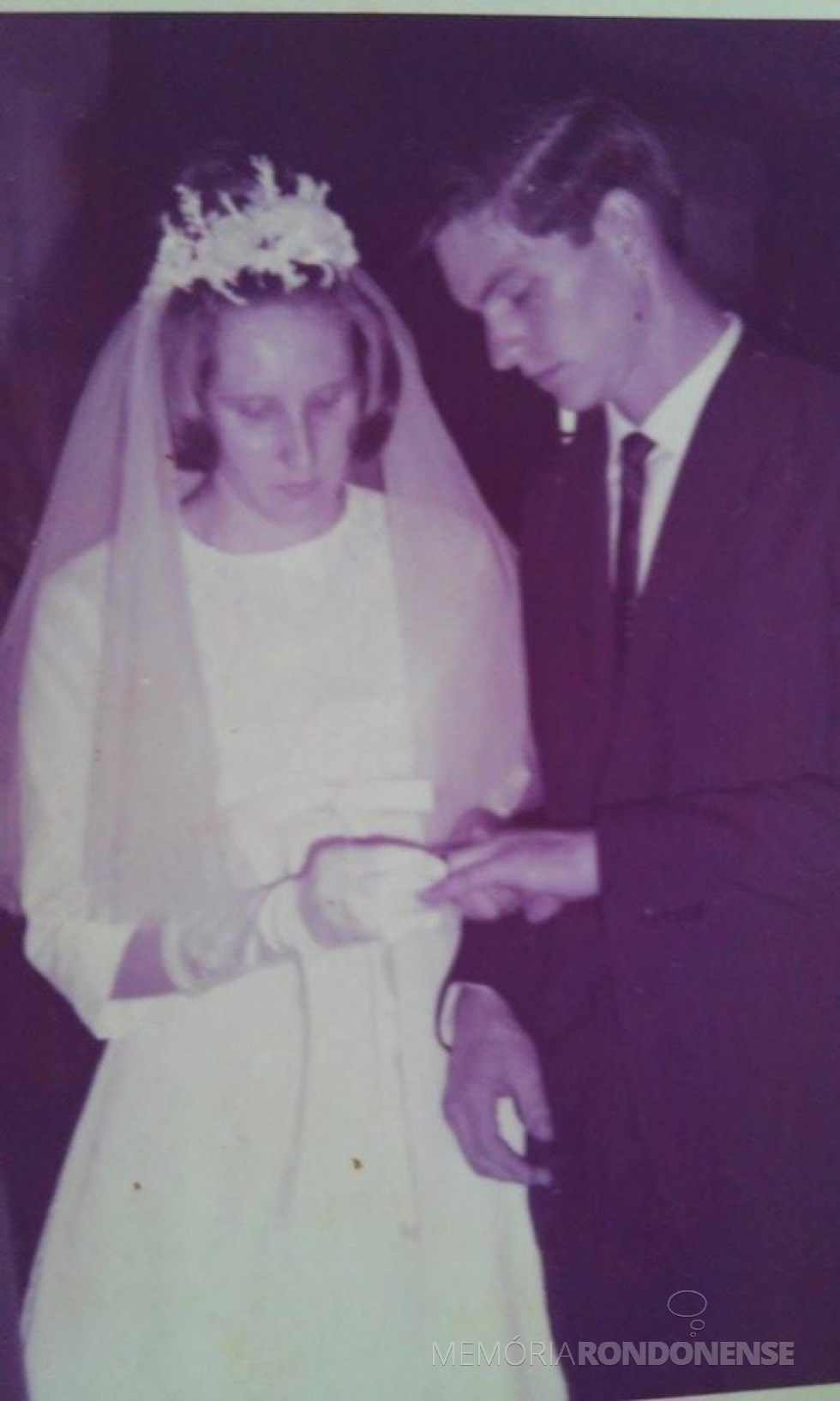 || Troca de alianças dos noivos Venilda Mees e Romeu Saatkamp na Igreja Martin Luther, em janeiro de 1967.
Imagem: Acervo do casal - FOTO 9 -