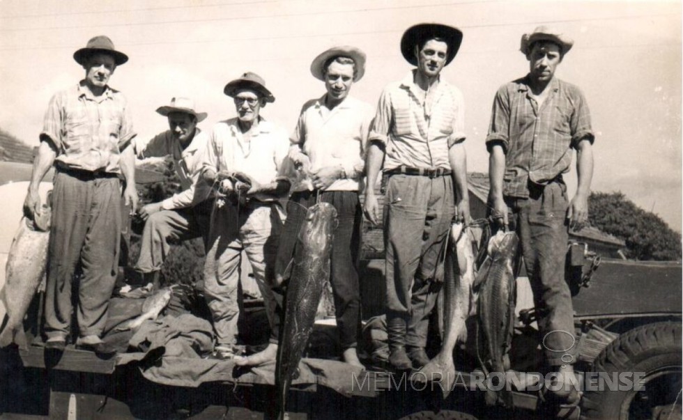 || O pioneiro Auri Osmar Zart (quarto da esquerda à direita), tendo a sua direita, o pai Edmundo Zart,  e seus irmãos Helmuth e Oswino, 
 o segundo e último, da esquerda à direita, respectivamente e os outros companheiros de pesca no Rio Paraná. 
Imagem: Acervo Auri Zart/Zeca Gentelini  - FOTO 4 - 