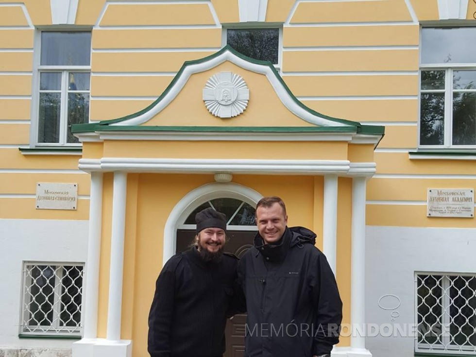 || Padre Neimar Troes com o doutor e monge Filotej, da Academia Teológica de Moscou. 
Imagem: Acervo Neimar Troes - FOTO 13 - 