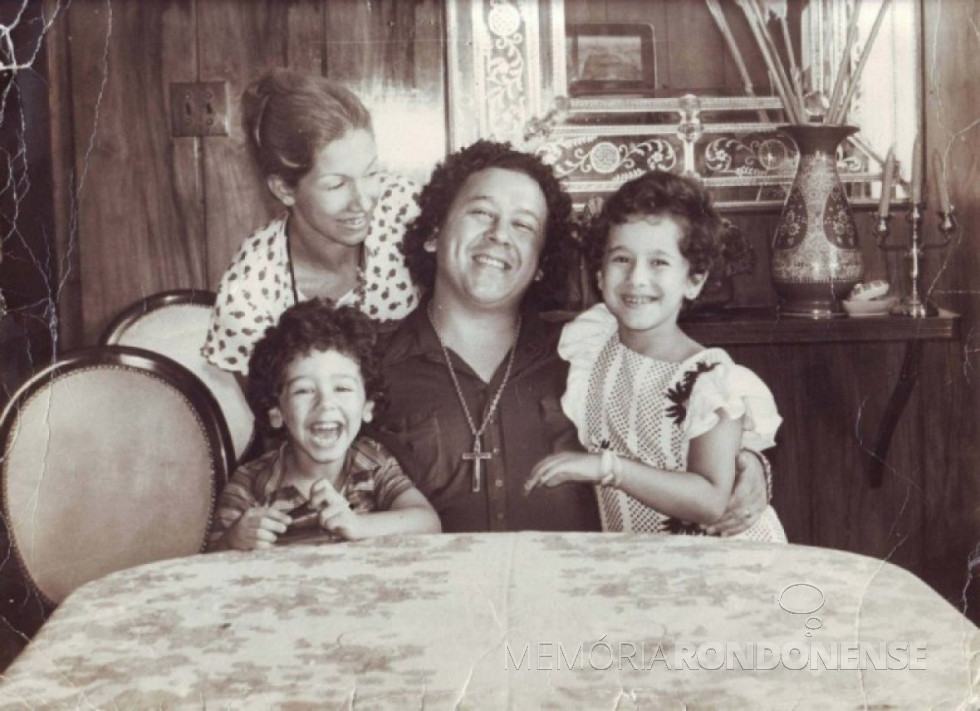 || Cantor Altemar Dutra com a esposa, a cantora Martha Mendonça e filhos; ele que se apresentou a primeira vez em Marechal Rondon em 05 de maio de 1971.
Imagem: Acervo Memória Rondonense – FOTO 14 -
