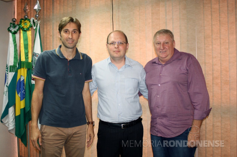 || Advogado Douglas Gauer com o novo procurador do município de Marechal Cândido Rondon, ladeado pelo Marcio Andrei Rauber (e) e vice-prefeito Hilário Hofstetter, em fevereiro de 2017.
Imagem: Acervo Imprensa - PM-MCR - FOTO 18 -