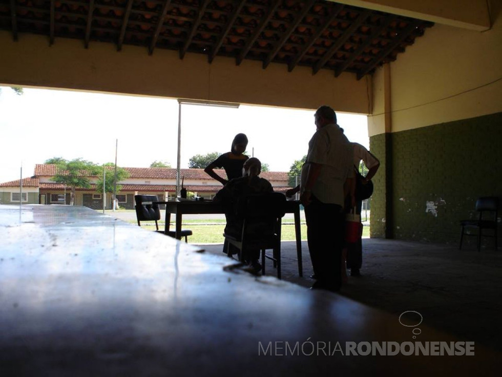 || Momento da identificação do editor Neri Wagner e do jornalista Jadir Zimmermann na portaria da prisão militar.
Imagem: Acervo e crédito de Jadir Zimmermann - FOTO 14 -