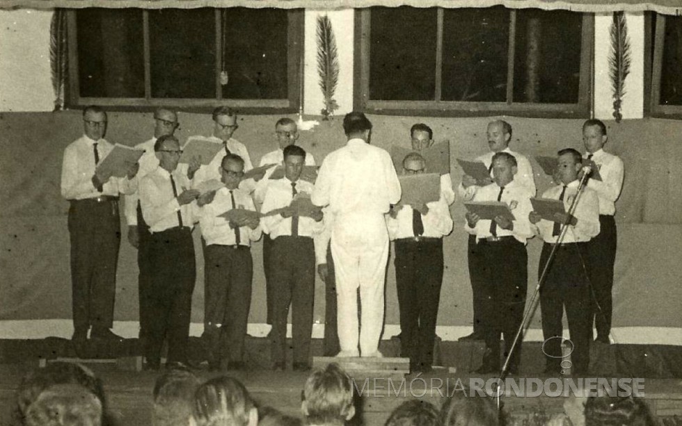 || Coral masculino do Clube Aliança se apresentado na cidade de Hohenau, Paraguai, em fevereiro de 1971. 
Da esquerda à direita, ao fundo: Bertoldo Guthoff, 2º, 3º 4 º - não identificados, Oswaldo Heinrich, Simão Scherer, 7º - não identificado. Á frente: Arlindo Schwantes, Heinz Baumann, Tito Debus, dirigente Sigismundo Heinrich (de costas),  5º - não identificado, Edvino von Borstel e Almo Schroeder. 
Imagem:  Acervo Tito Debus - FOTO 7 -
