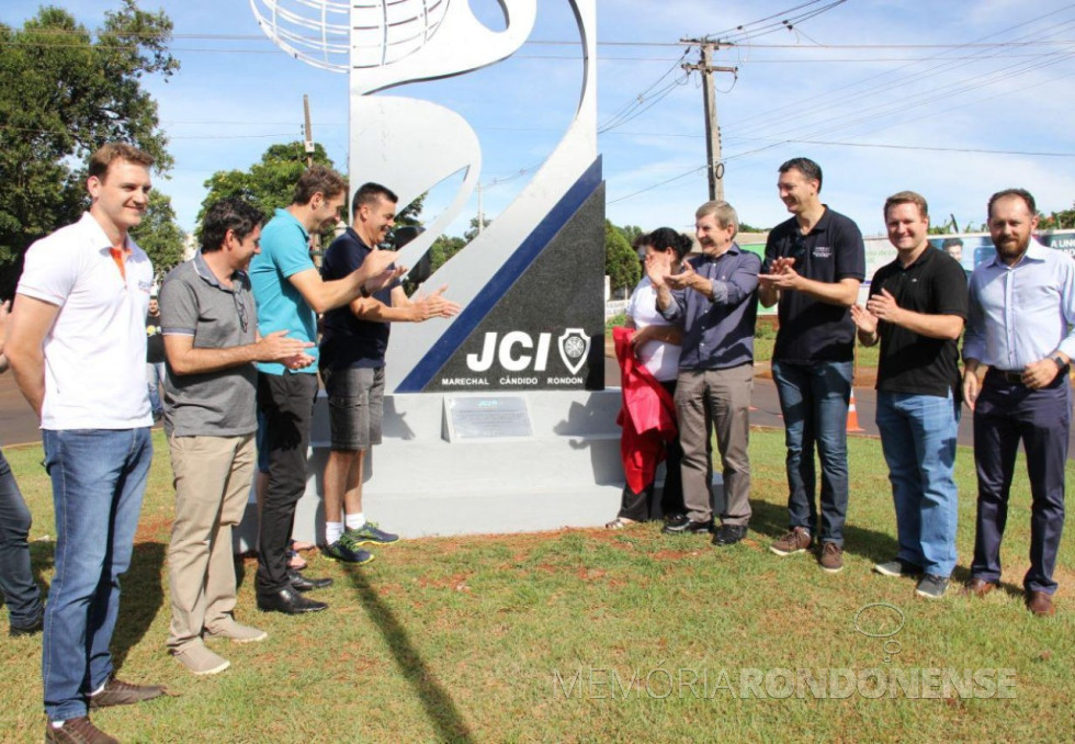 || Flagrante de inauguração do obelisco alusivo aos 40 anos da JCI Marechal Cândido Rondon., em dezembro de 2017. Da esquerda à direita: Luciano Lizzoni, Cláudio (Claudinho) Koehler), prefeito municipal Marcio Andrei Rauber, Carlino Ferreira de Souza, Juliani Della Giustina, deputado estadual Elio Lino Rusch, Gilson Metz e Ricardo Leites de Oliveira.
Imagem: Acervo O Presente - Crédito: Jean Laureth - FOTO 8 -