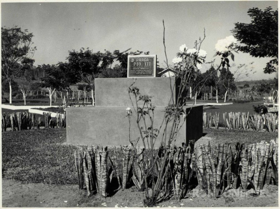 || Identificação da antiga Praça Pio XII, por ocasião de sua inauguração em julho de 1971. 
Imagem: Acervo  Fundo Fotográfico de Marechal Cândido Rondon - FOTO 3 - 