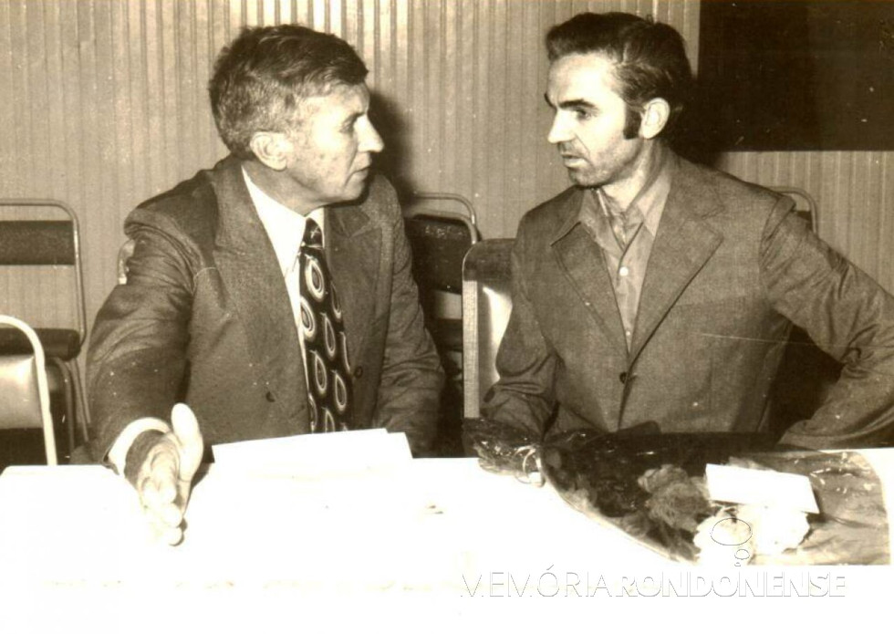 || Prefeito recém empossado Almiro Bauermann recebendo explicações referente a situação do município de seu antecessor, Dealmo Selmiro Poersch.
Imagem: Acervo Almiro Bauermann - FOTO 9 -