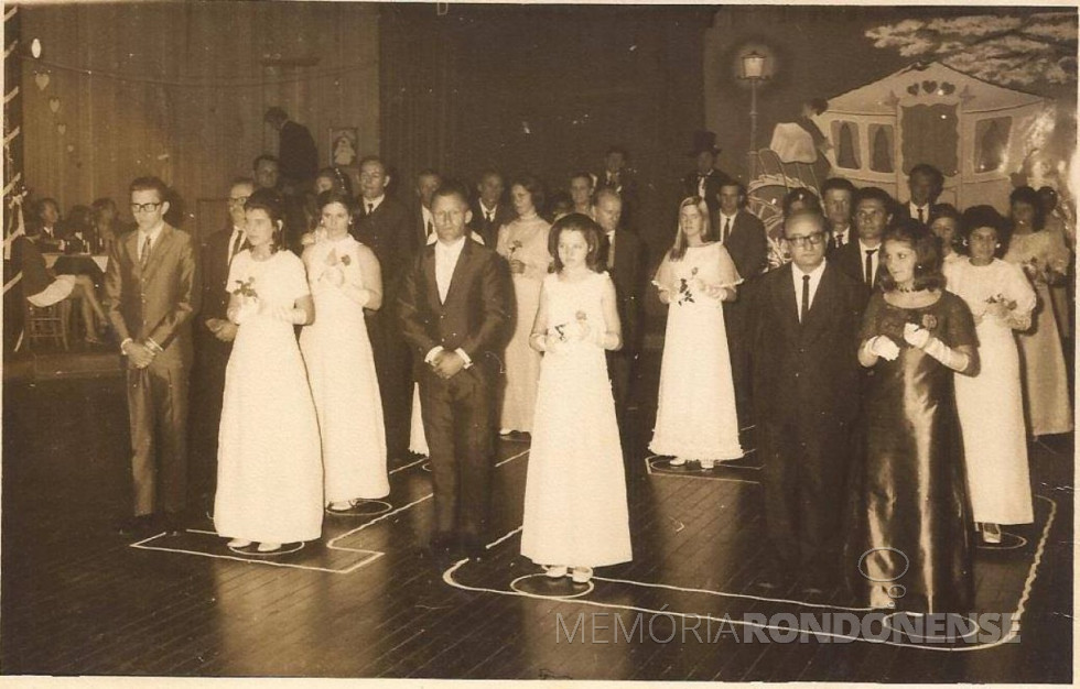 || Debutantes de Marechal Cândido Rondon, 1971. Na primeira fila, da esquerda para a direita: Guido Port, Nilse Nienow, Plínio Port, Nilsa Port, sr. Elias Herrmann e Magda Herrmann. 
Imagem: Acervo Nilsa Port - FOTO 1 -