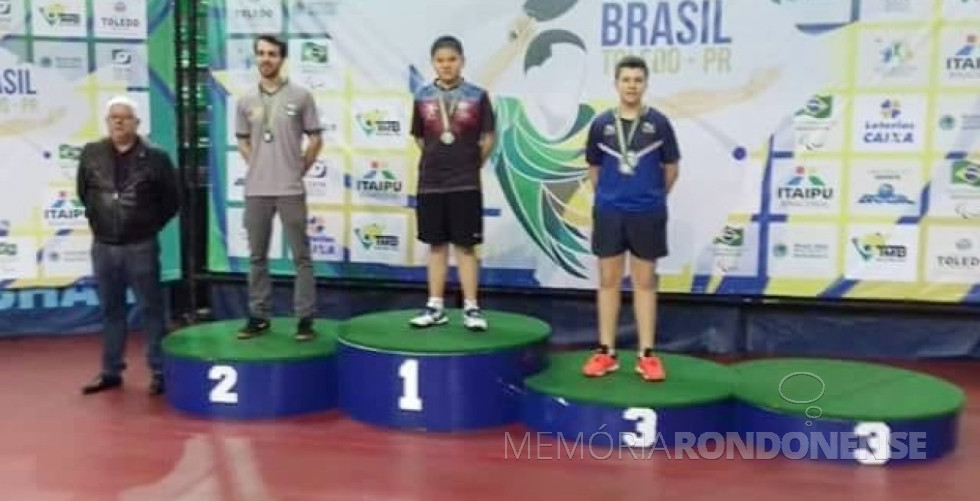 || Atleta rondonense Rafael Botan Bauermann, no pódio, como 2º colocado na categoria Rating J.
Imagem: Acervo Imprensa PM-MCR - FOTO 15 -