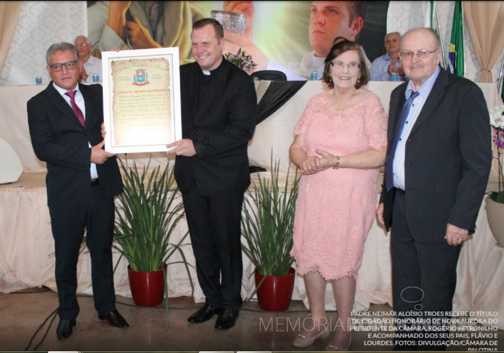 || Padre Neimar Troes com o título de cidadão honorário de Nova Aurora, em setembro de
Imagem: Acervo O Presente - FOTO 20 -