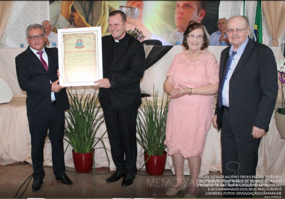 || Padre Neimar Troes com o título de cidadão honorário de Nova Aurora.
Imagem: Acervo O Presente - FOTO 18 -