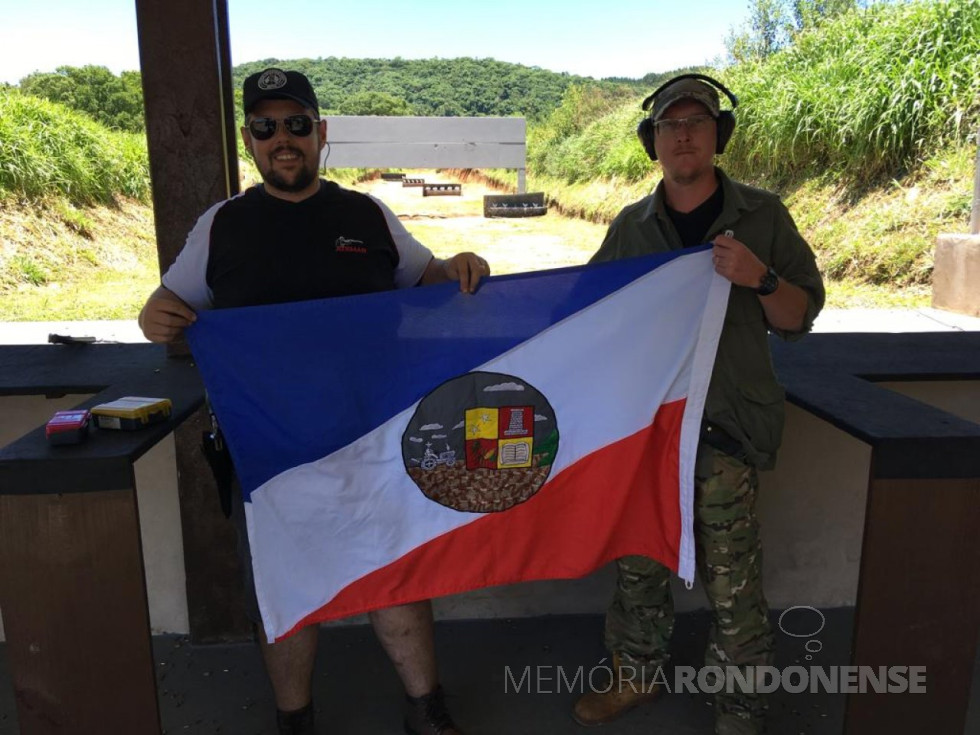|| Atletas quatropontes Eduardo Maffei e Marlon André Lermen, classificados no Campeonato Paranaense de Silhuetas Metálicas 2018, na cidade de Irati, em dezembro de 2018.
Imagem: Acervo Imprensa PM-Quatro Pontes - FOTO 17 -