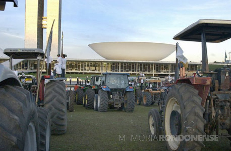 || Tratores estacionados na Praça dos Três Poderes, em protesto à falta de apoio à agricultura brasileira, por parte do Governo Federal. 
Imagem:  Acervo Associação dos Arrozeiros de Alegrete, RS. - FOTO 6 - 