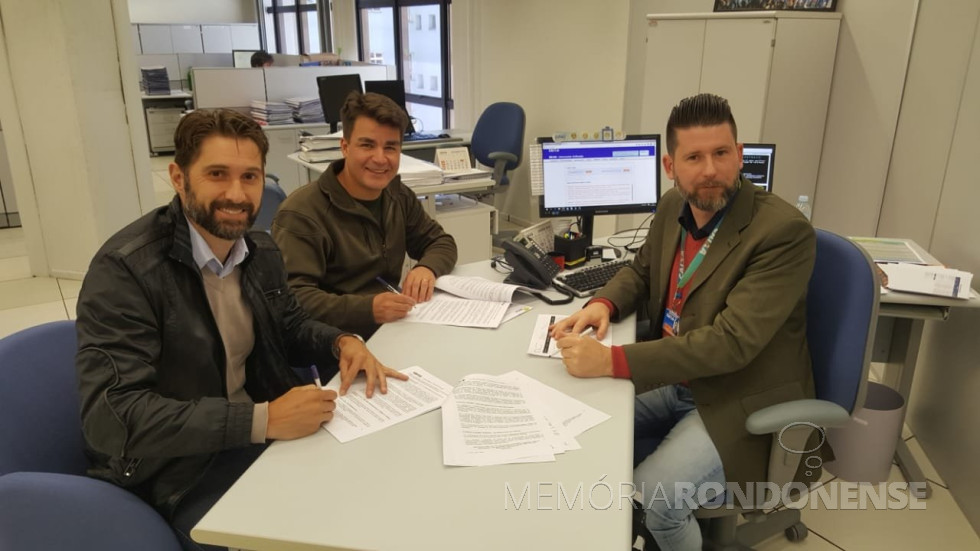 || Assinatura de termo de repasse de recursos na Caixa Econômica Federal(CEF) para obras no município de Marechal Cândido Rondon, em final de agosto de 2018.
Da esquerda à direita: prefeito municipal de Marcio Andrei Rauber, secretário municipal de Coordenação e Planejamento, Reinar Seyboth e superintendente regional da CEF, Paulo Schade.
Imagem: Acervo O Presente - FOTO 22 -