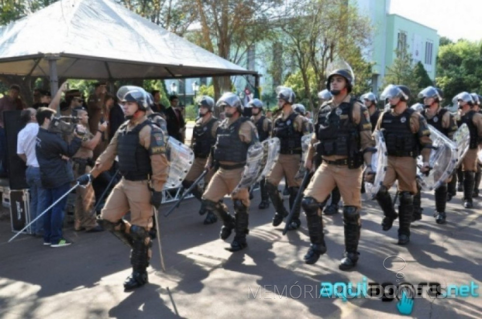 || Aspecto do desfile militar comemorativo aos 161 anos da Polícia Militar do Estado do Paraná, na Rua Sergipe, junto a Praça Willy Barth, no dia 20 de agosto de 2015.
Imagem: Acervo AquiAgora.net - FOTO 26 –