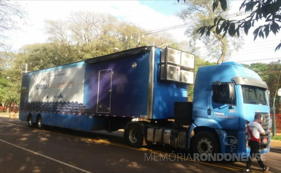 || Carreta adaptada para exibição itinerante de filmes - projeto patrocinado pela Caixa Seguradora, que esteve presente em Marechal Cândido Rondon em junho de 2018.
Imagem: Acervo Imprensa PM-Mal. Cândido Rondon - FOTO 13 -