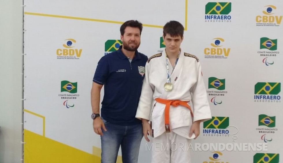 || Judoca Gustavo Alberto Ohse Hanke, medalhista de ouro, com o Secretário de Esporte e Lazer da Marechal Cândido Rondon, Diogo Schneider, em março de 2018.
Imagem: Acervo Imprensa - PM-MCR - FOTO 13 -
