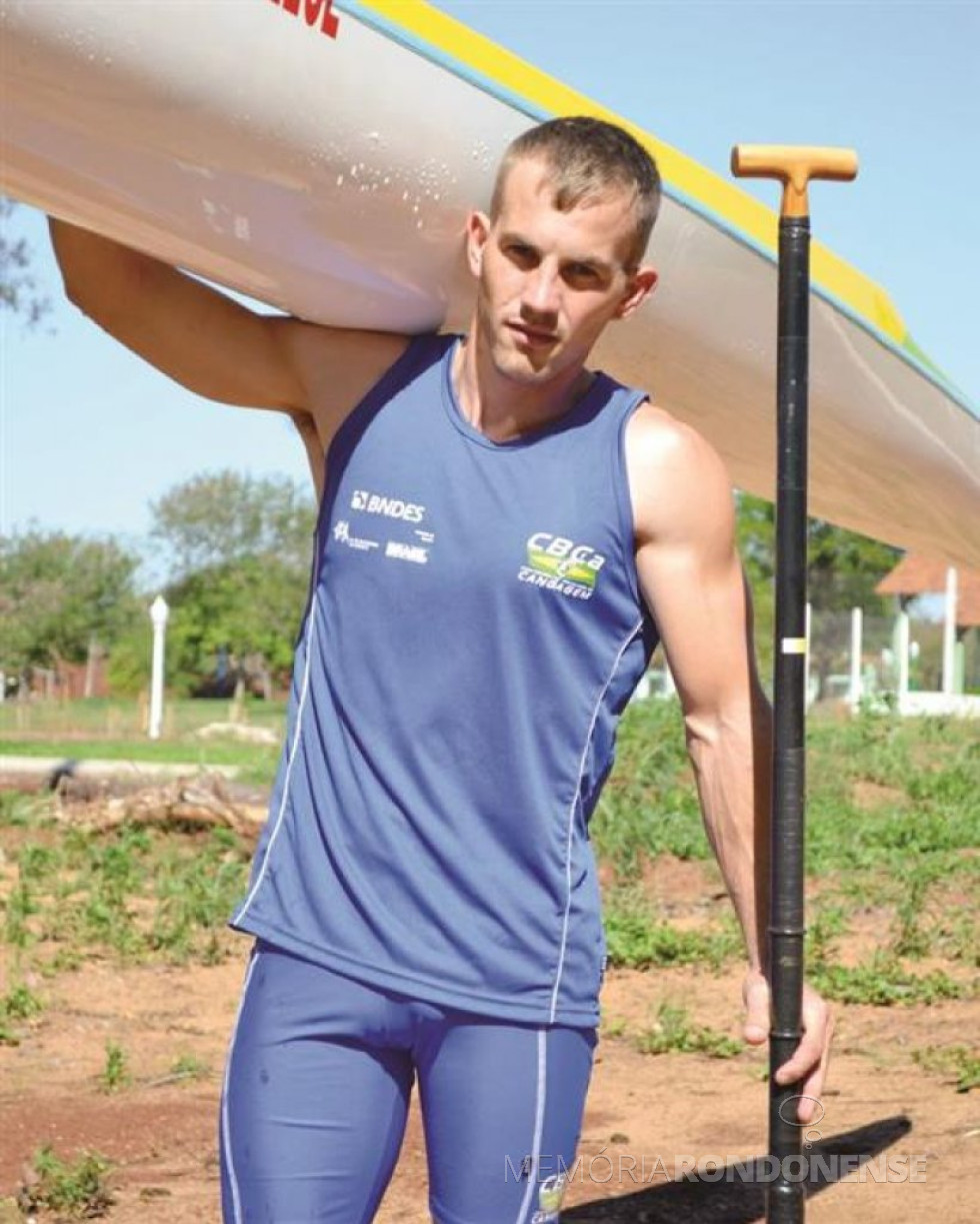 || Canoísta Fabionei Rauber, de Entre Rios do Oeste, com vários campeonatos disputados de canoagem. 
Imagem: Acervo O Presente - FOTO 14 - 