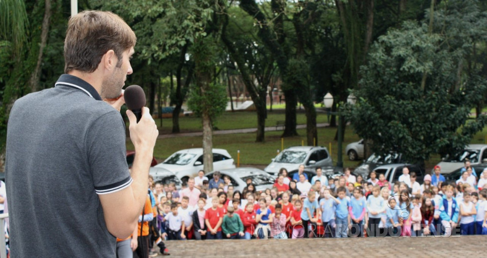 || Prefeito Marcio Andrei Rauber discursando na abertura da agenda programática de eventos do Dia Mundial do Meio-Ambiente, em junho de 2017.
Imagem: Acervo Imprensa PM
-MCR - FOTO 16 -
