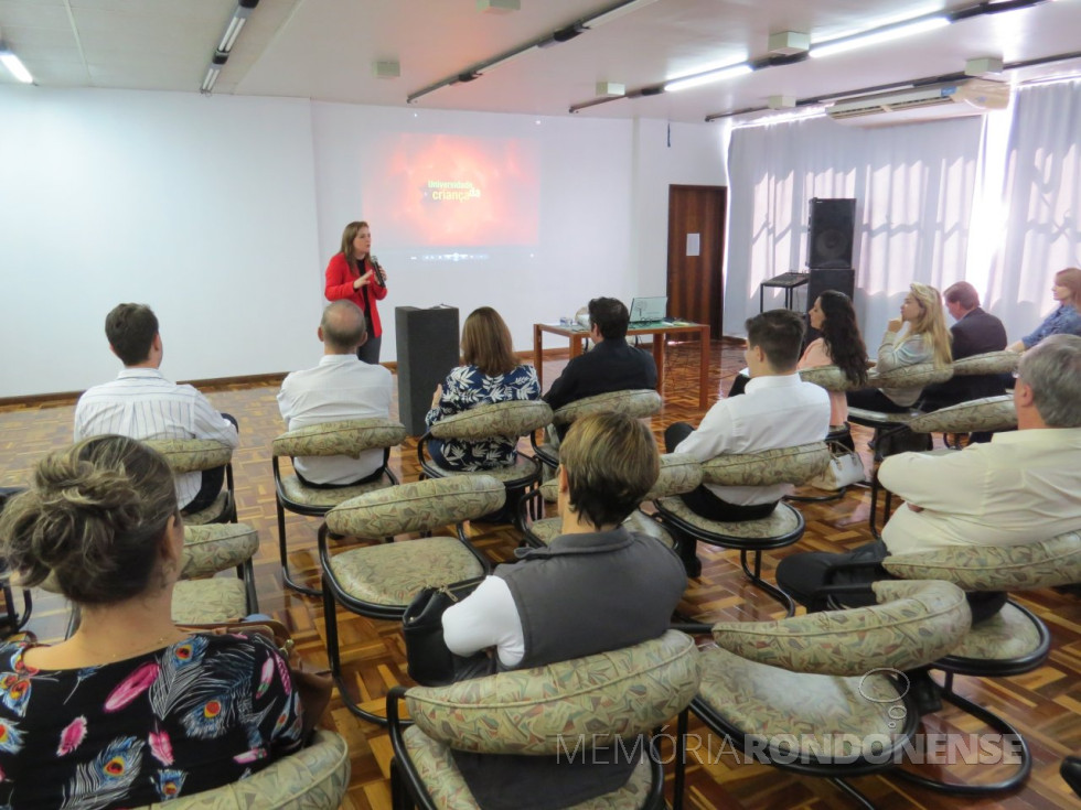 || Deputada federal Leandre Dal Ponte fazendo a apresentação de seu projeto de lei, conhecido como Universidade da Criança,  no auditório do SESC de Marechal Cândido Rondon, em março de 2018.
Imagem: Acervo O Presente - FOTO 22 - 
