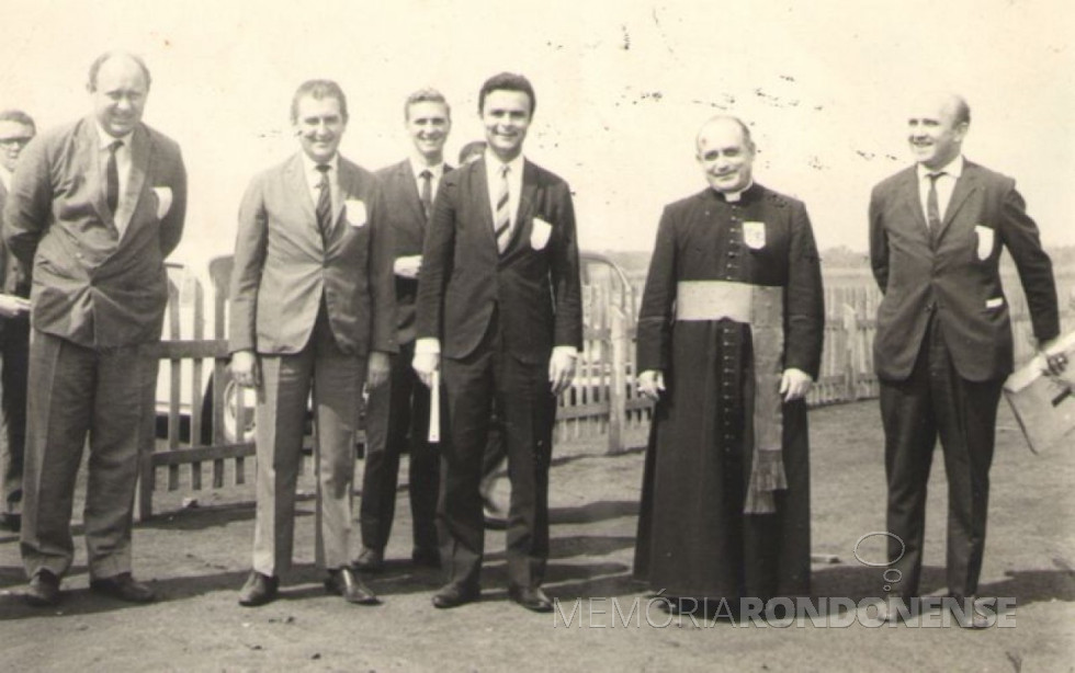 || Egon Pudell, segundo da esquerda à direita, nascido em agosto de 1929.
Ainda na foto, advogado Wilson Carlos Kuhn, prof. Willibaldo Feiten, 3º da esquerda à direita; Cândido Martins de Oliveira, secretário de Estado da Educação do Paraná; 4º - bispo D. Armando Cirio; e 5º - não identificado.
Fotografia tirada em 1969, durante os festejos do 10º aniversário da criação da diocese de Toledo.
Imagem: Acervo Gazeta de Toledo - FOTO 1 -