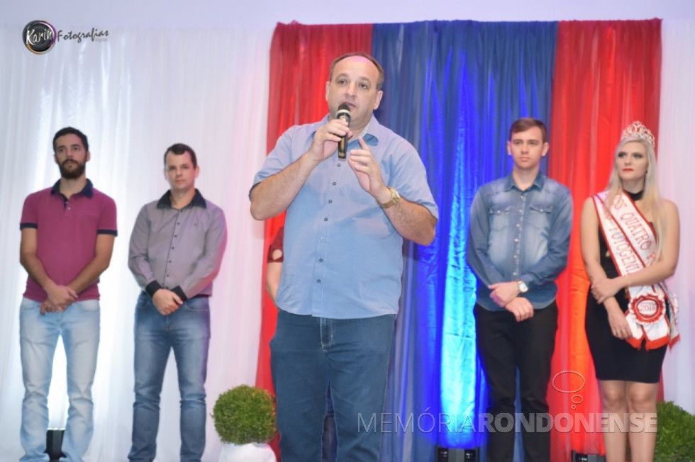 || Prefeito João Laufer anunciando o lançamento oficial do 22º Fespontes e do concurso Miss 2018. 
Da esquerda a direita:  Diogo Borchert, presidente da Associação Comercial e Industrial de Quatro Pontes (ACIQUAP); vereador César Seidel , presidente da Câmara Municipal de Quatro Pontes;  Tiago Hansel,  vice-prefeito de Quatro Pontes;  e Carolayan Pletsch, Miss Quatro Pontes 2017. 
Imagem: Acervo AquiAgora. net - FOTO 19 -