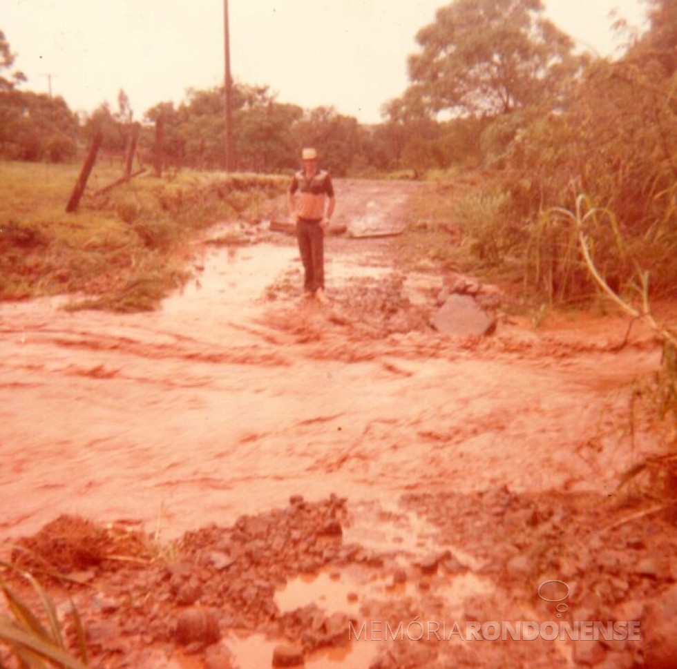 || Arroio Fundo obstruindo passagem na enchente de 1983, na Linha Heidrich, no município de Marechal Cândido Rondon. 
Imagem: Acervo de Sônia Vorpagel Tischer - FOTO 20 - 