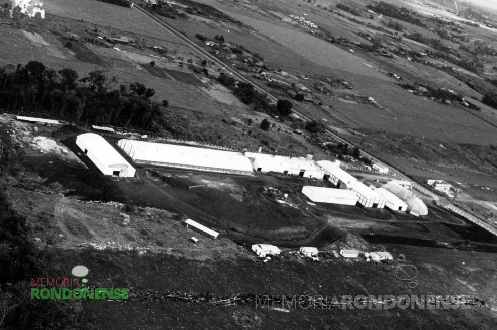|| Complexo da Copagril em expansão na década de 1970, com destaque para a Avenida Maripá e o vazio do atual Jardim Alvorada.
O armazém inflável da Cibrazem pode ser visto, à direita, em frente à avenida.
Imagem: Acervo Orlando e Rafael Sturm - FOTO 10 -