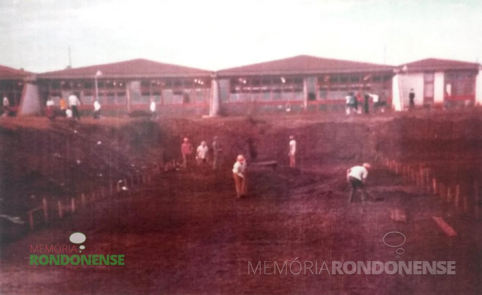 || Começo da construção do mini-ginásio do Colegio Estadual Eron Domingues, em dezembro de 1975.
Imagem: Acervo Cristiano Viteck - FOTO 1 - 