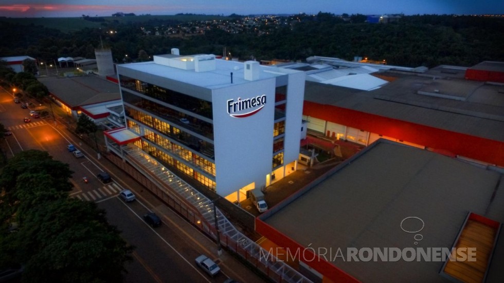 || Vista noturna do novo centro administrativo da Frimesa Cooperativa Central, em Medianeira. 
Imagem:  Acervo Imprensa Copagril - FOTO 8 - 