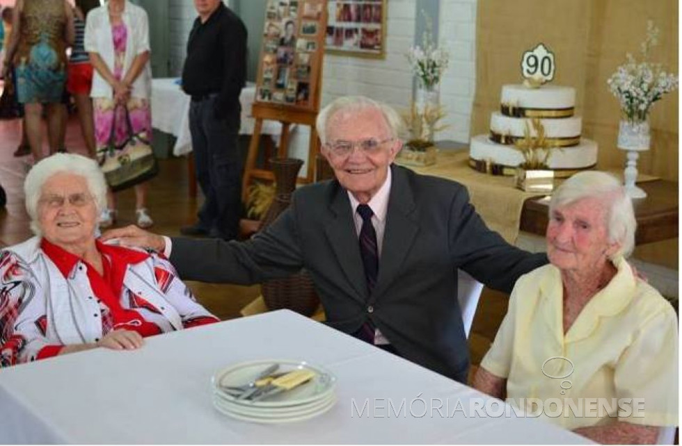 || Pastor Gustavo Neumann, falecido em março de 2018, na companhia das pioneiras Erna (nascida Makus) Pedde (e) e Olga Rosa (nascida Schmidtke) Balkau.
Imagem: Acervo PIB Rondon - FOTO 19 - 