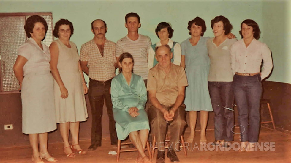 || Casal pioneiro Gracia  e Antonio Bendo com seus filhos. 
Da esquerda à direita: Adelaide, Maria, Lirio, Idanir (pai de Arlete), Anadir, Vanilda, Terezinha e Adelir.
Imagem: Acervo Arlete Bendo - FOTO 1