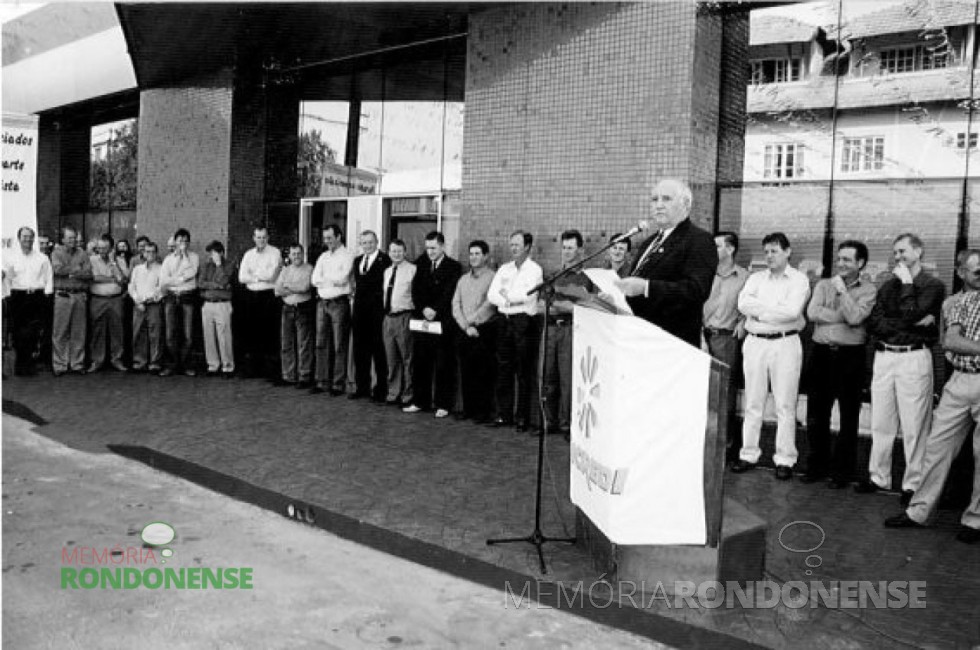 || Seno Lunkes,  presidente do Sistema Sicredi Paraná discursando na inauguração da 1ª primeira sede própria da Sicredi Costa Oeste, hoje Sicredi Aliança PR/SP, em dezembro de 1999.
Imagem: Acervo Sicredi Aliança PR/SP - FOTO 7 - 