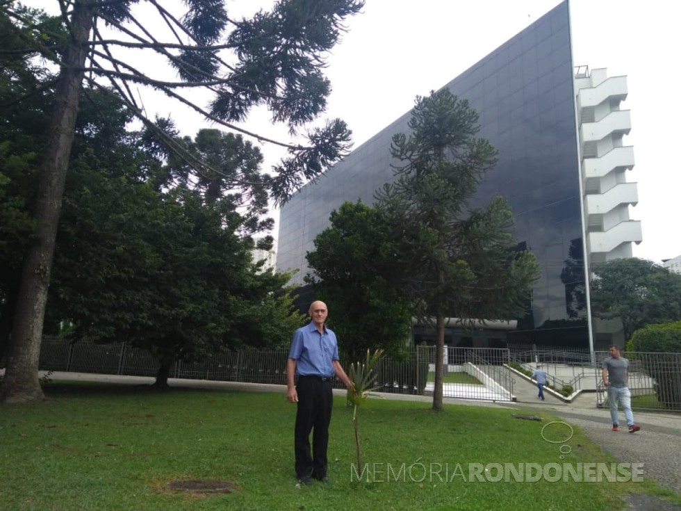 || Rondonense Harto Viteck em frente à Assembleia Legislativa, em Curitiba, junto a palmeira ráfis que plantou para registrar os seus 28 anos de trabalho no Parlamento Paranaense. 
Imagem e crédito: Jesiel Jerônimo - FOTO 30 -
