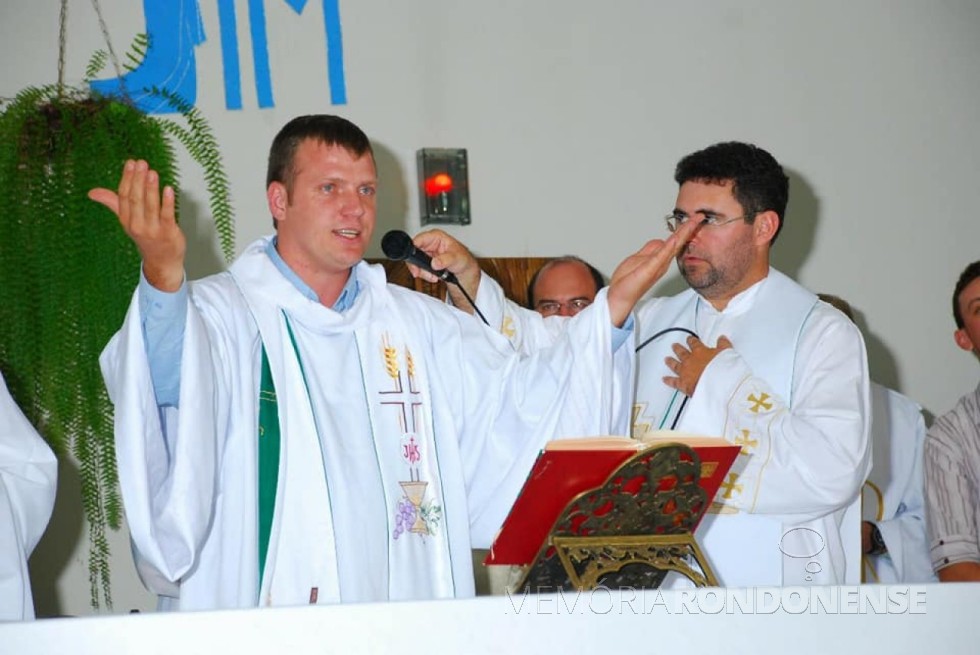 || Padre Neimar Troes celebrando a sua primeira missa na sede distrital rondonense de  São Roque tendo como concelebrante o seu padrinho de ordenação, o padre Nelton Henkemeier, em novembro de 2008.
Imagem: Acervo pessoal - FOTO 1 -