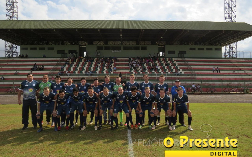 || Equipe da Associação de Moradores do São Lucas/Allpha/GQA/Clube Lira/SER Novo Horizonte campeã da Série Prata do Campeonato Municipal de Futebol Amador 2017, de Marechal Cândido Rondon, em julho de 2017.
Imagem: Acervo O Presente Digital - Crédito: Joni Lang - FOTO 14 -