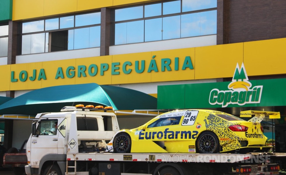 || Carro Stock Car exibido em frente a Loja Agropecuária da Copagril, na sede central, em Marechal Cândido Rondon. 
Imagem: Acervo Comunicação Copagril - Crédito: Fernando Ames - FOTO 15 - 