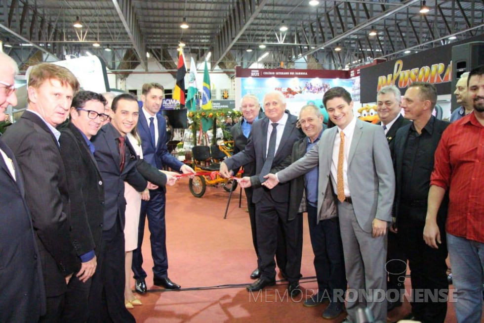 || Momento de abertura da ExpoRondon 2018. 
Da esquerda à direita: Adolfo Rudolfo Freitag, diretor-presidente da Sicredi Aliança PR/SP; vereador Nilson Hachmann, vereador Cláudio Koehler, vereador Ronaldo Pohl, prefeito municipal Marcio Andrei Rauber, vereador Pedro Rauber, presidente da Câmara Municipal; vereador Valdir Port,  vereador Arion Nasighil, engenheiro-civil Vitor Giacobbo, presidente da Comissão Central Organizadora (CCO); vereador Vanderlei Sauer, engenheiro-agronômo Rudi Kuns, chefe da Núcleo da Secretaria de Estado da Agricultura e do Abastecimento (SEAB, em Toledo; e vereador Josoé Pedrali. 
Imagem: Acervo Imprensa PM-MCR - FOTO 21 -