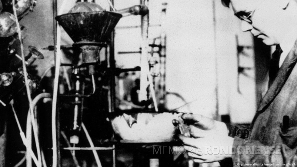 || Químico Wallace Hume Carothers em seu laboratório da Du Pont. 
Imagem: Deutsche Welle - FOTO 2 - 