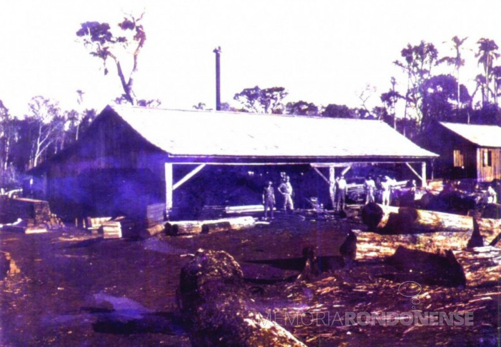 || A então Serraria da Familia Ragazzan na atual sede distrital de Novo Três Passos, na década de 1960.
Imagem: Acervo Família Seyboth – FOTO  7 - 