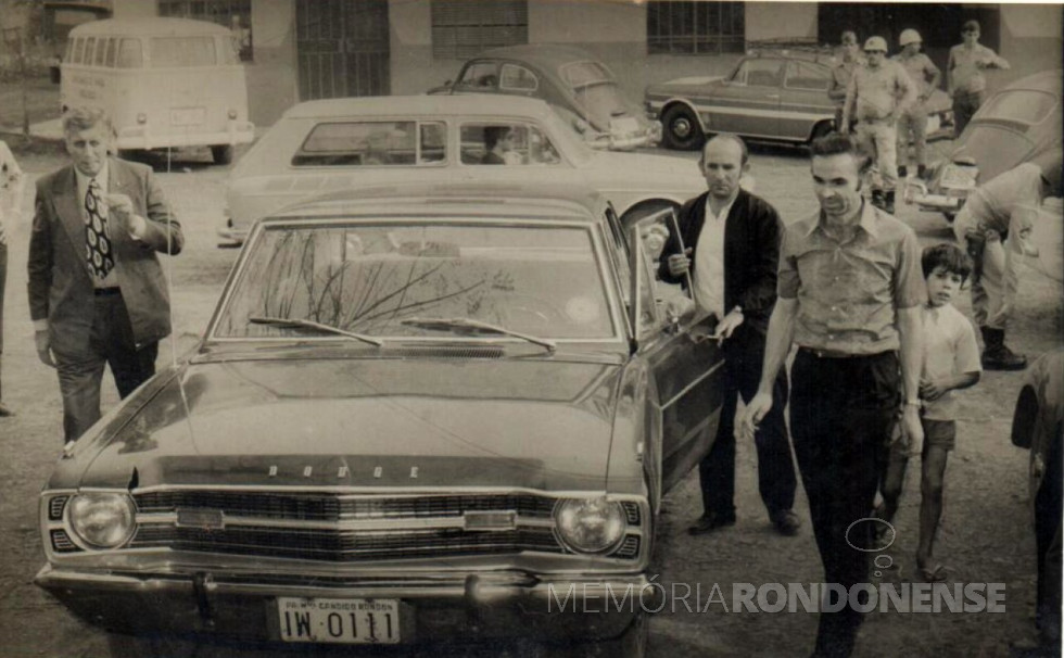 || Almiro Bauermann, à direita, chegando à então sede social do Clube Aliança, no centro de Marechal Cândido Rondon, para a sua posse perante a Câmara Municipal. À sua direita, o então secretário municipal de Viação e Obras, Rainwald Prochnow; e do outro lado do carro, o prefeito municipal Dealmo Selmiro Poersch.
Imagem: Acervo Almiro Bauermann - FOTO 5 -