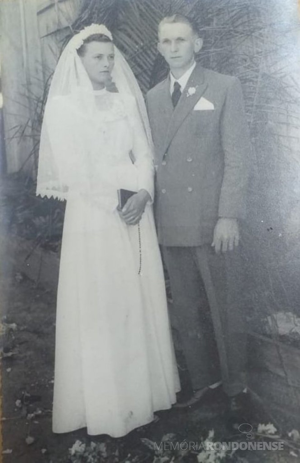 || Noivos Carlota Stenzel e Vicente Lauro Lang que casaram-se em Quatro Pontes, em outubro de 1953.
Imagem: Acervo da Família. - FOTO 3 --