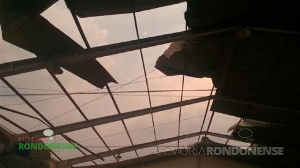 || Parte do telhado  do depósito do entreposto da C-Vale, em Alto Santa Fé, pelo vendaval e chuvas que ocorreram no inicio da noite de 24 de setembro de 2015.
Imagem: Acervo O Presente/ Elizangela Johann - FOTO 14 - 
