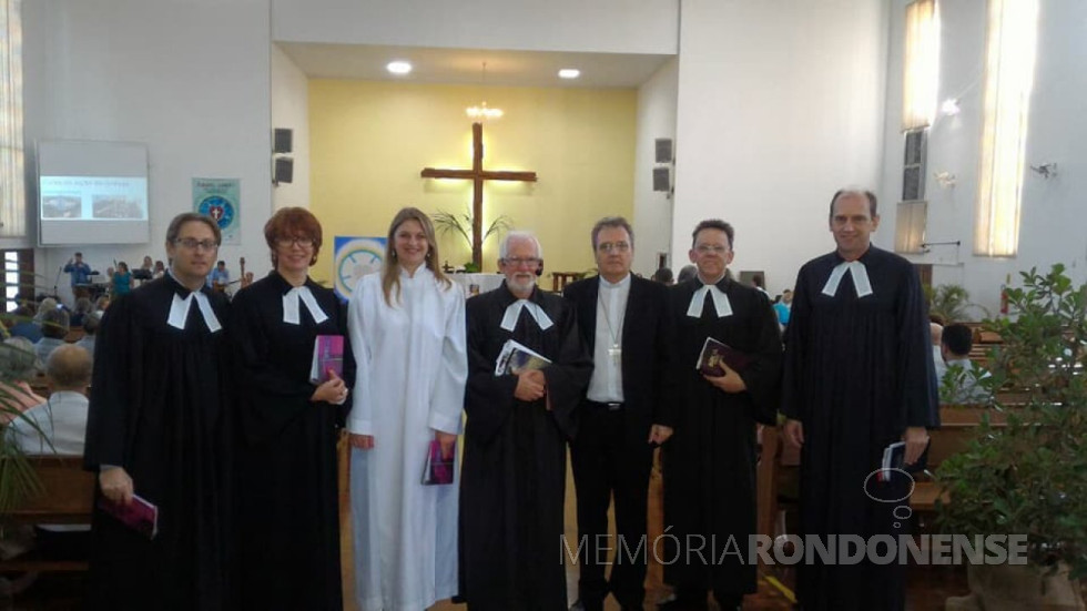 || Pastores celebrantes do cultivo festivo aos 65 anos de fundação da Comunidade Evangélica Martin Luther.
Da esquerda à direita: pastor Vernei Huguen, Pastor Elisa Fenner Schröeder Webber, Pastor Lauro Fleck, Pastor Sinodal Lauri Becker, pastor Alvori Ahlert e pastor Idemar Kanitz, este diretor do Colégio Evangélico Martin Luther.
Imagem: Elisa Fenner Schroder Webber - FOTO 13 -