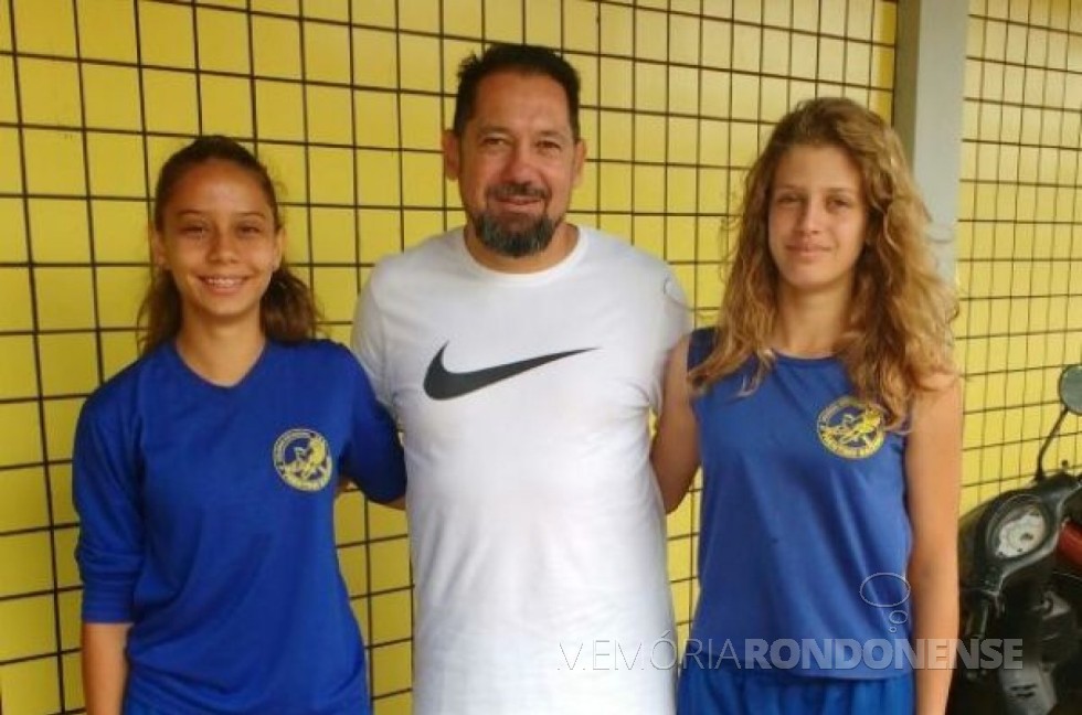 || Técnico Waldomiro Goes ladeado pelas atletas Leide Munewek (e) e Bianca Storti, que disputaram o Campeonato Sul-Brasileiro de Basquete pelo selecionado paranaense. 
Imagem: Olha na Bola - FOTO 18 -  