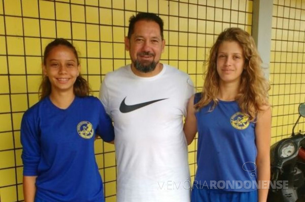 || Técnico Waldomiro Goes ladeado pelas atletas Leide Munewek (e) e Bianca Storti, que disputaram o Campeonato Sul-Brasileiro de Basquete pelo selecionado paranaense, em novembro de 2017.
Imagem: Olha na Bola - FOTO 21 -