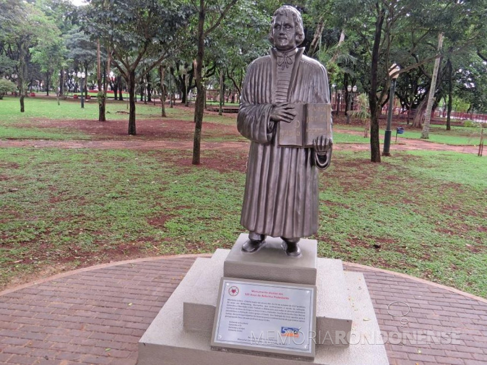 || Estátua de Martinho Lutero  na Praça Willy Barth,  inaugurada em 31 de outubro de 2017, data dos 500 anos do início da Reforma Protestante. 
Imagem: Acervo Imprensa - PM-Marechal Cândido Rondon - FOTO 12  -