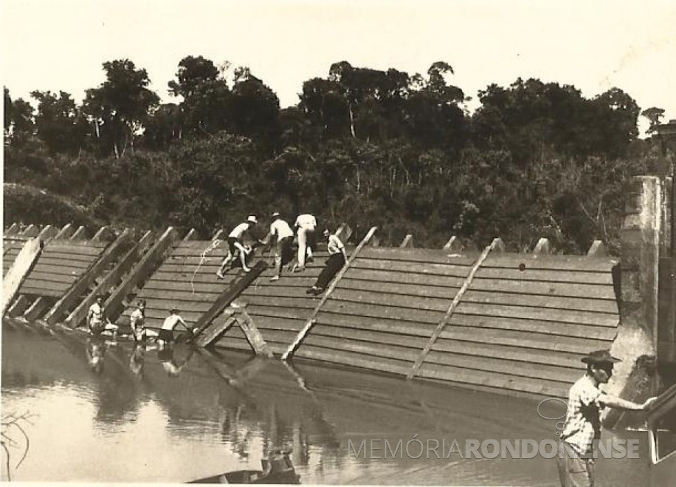 || Vista da barragem em construção da desativada Usina do Guaçu, na segunda metade da década de 1950.
Imagem: Acervo Hertha Hassemer Schade - FOTO 2 -